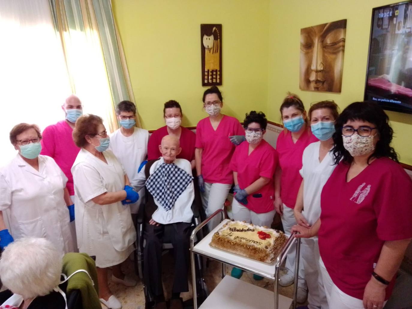 El octogenario miajadeño recibió una tarta de su familia 