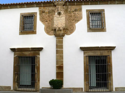 La Biblioteca Municipal de Miajadas se ubica en el Complejo Cultural Palacio Obispo Solís 