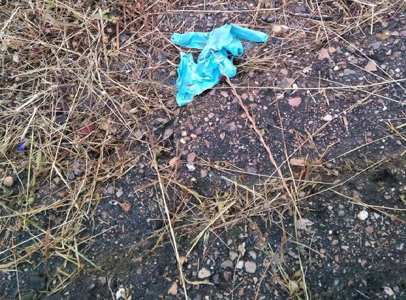 Se ha convertido en habitual encontrar guantes y mascarillas en las zonas de paseo 