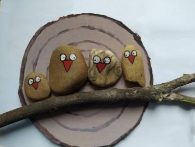 Familia de pájaros hechos con piedras y ramas 