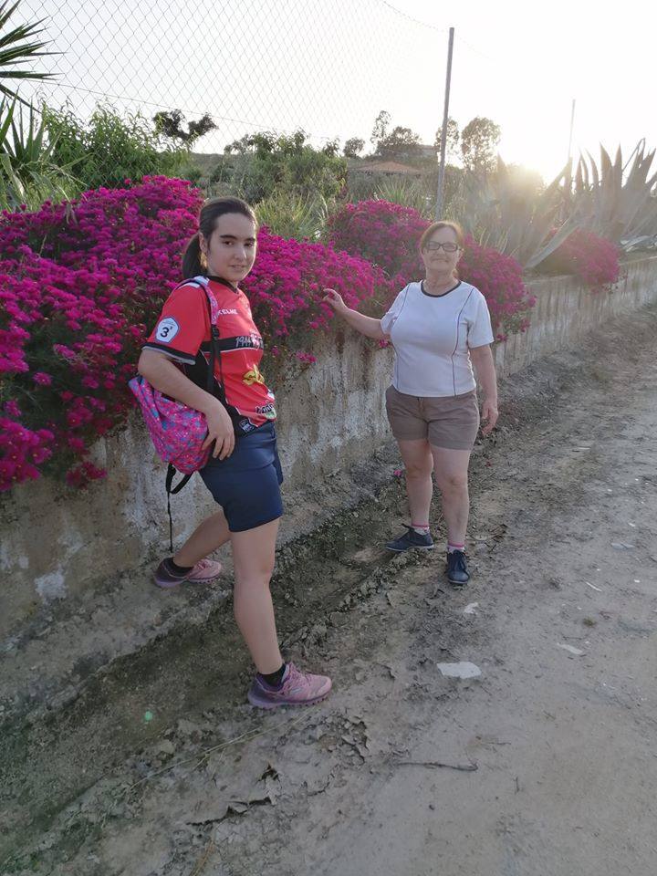 Primero fueron los niños quienes salieron a la calle y una semana después los adultos. Los miajadeños grandes y pequeños van ganando, poco a poco, espacios a la normalidad y al disfrute. Los niños, felices, hacen uso de todas las ganas que han acumulado durante el confinamiento. Los deportistas, por su parte, no se lo piensan dos veces, cogen la equipación y salen a disfrutar de su deporte favorito. 