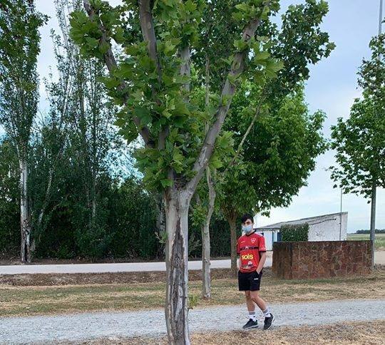 Primero fueron los niños quienes salieron a la calle y una semana después los adultos. Los miajadeños grandes y pequeños van ganando, poco a poco, espacios a la normalidad y al disfrute. Los niños, felices, hacen uso de todas las ganas que han acumulado durante el confinamiento. Los deportistas, por su parte, no se lo piensan dos veces, cogen la equipación y salen a disfrutar de su deporte favorito. 