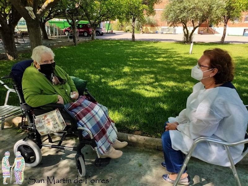 Las visitas se realizan en zonas sombreadas del jardín del centro 