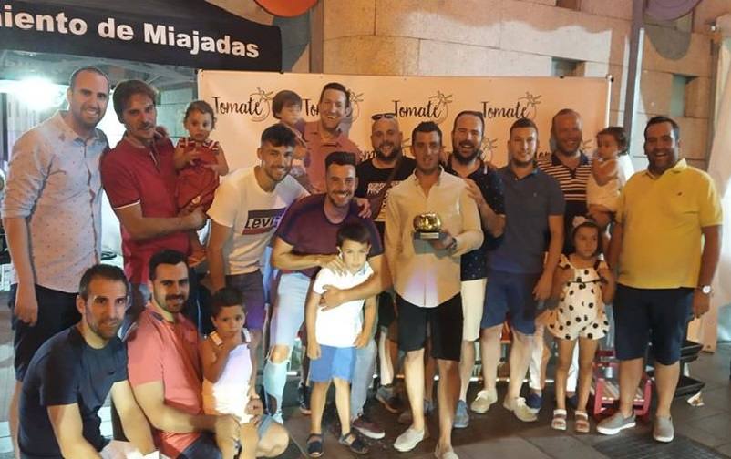 La directiva del C.D. Miajadas posó con el galardón 'Tomate de oro' en 2019 
