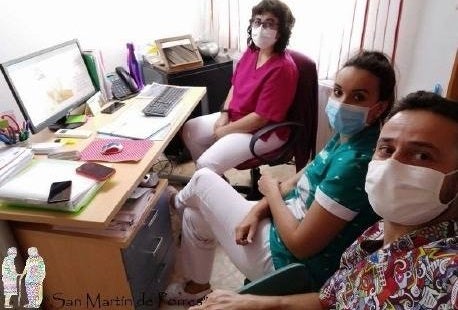 La directora Susana Sanz (arriba) con los trabajadores Ana y Oliver 