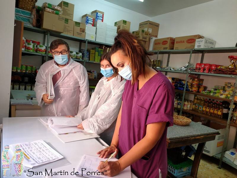 Los veterinarios Jesús Antón y Antea Roncero, y la responsable del departamento, Ana Nievas 