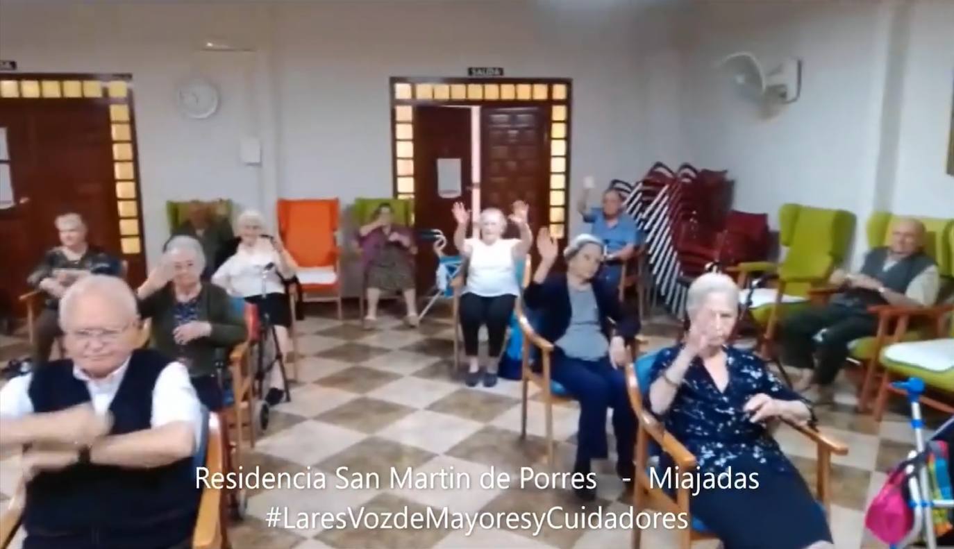 Los mayores de San Martín de Porres realizan ejercicios de coordinación 