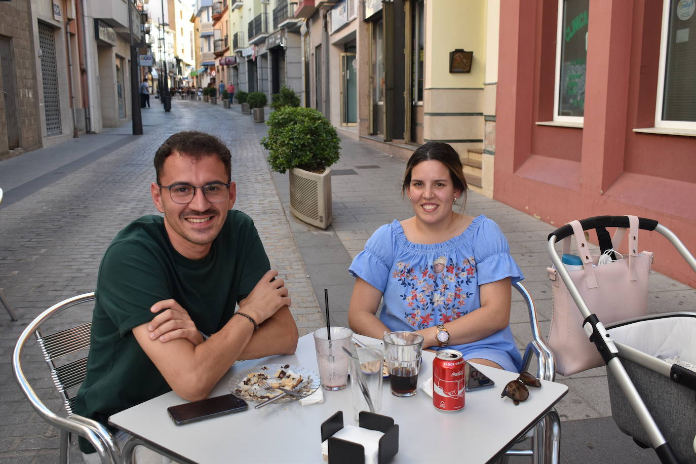 Los españoles echaban de menos los bares, los extremeños las cañas con sus tapitas, y los miajadeños el trato con los dueños de los bares, casi todos vecinos al fin y al cabo. El ambiente de la localidad ha cambiado radicalmente en cuanto las terrazas han vuelto a inundar las calles, llenas por supuesto. Los vecinos de Miajadas han respondido muy bien a la reapertura de la hostelería, lo echaban de menos y, aunque con un poco de miedo al principio, poco a poco van saboreando con más tranquilidad el gusto de una cerveza bien fría, un buen vino, un refresco o una copa en la mejor compañía, esa de la que no pudieron disfrutar en dos meses. 