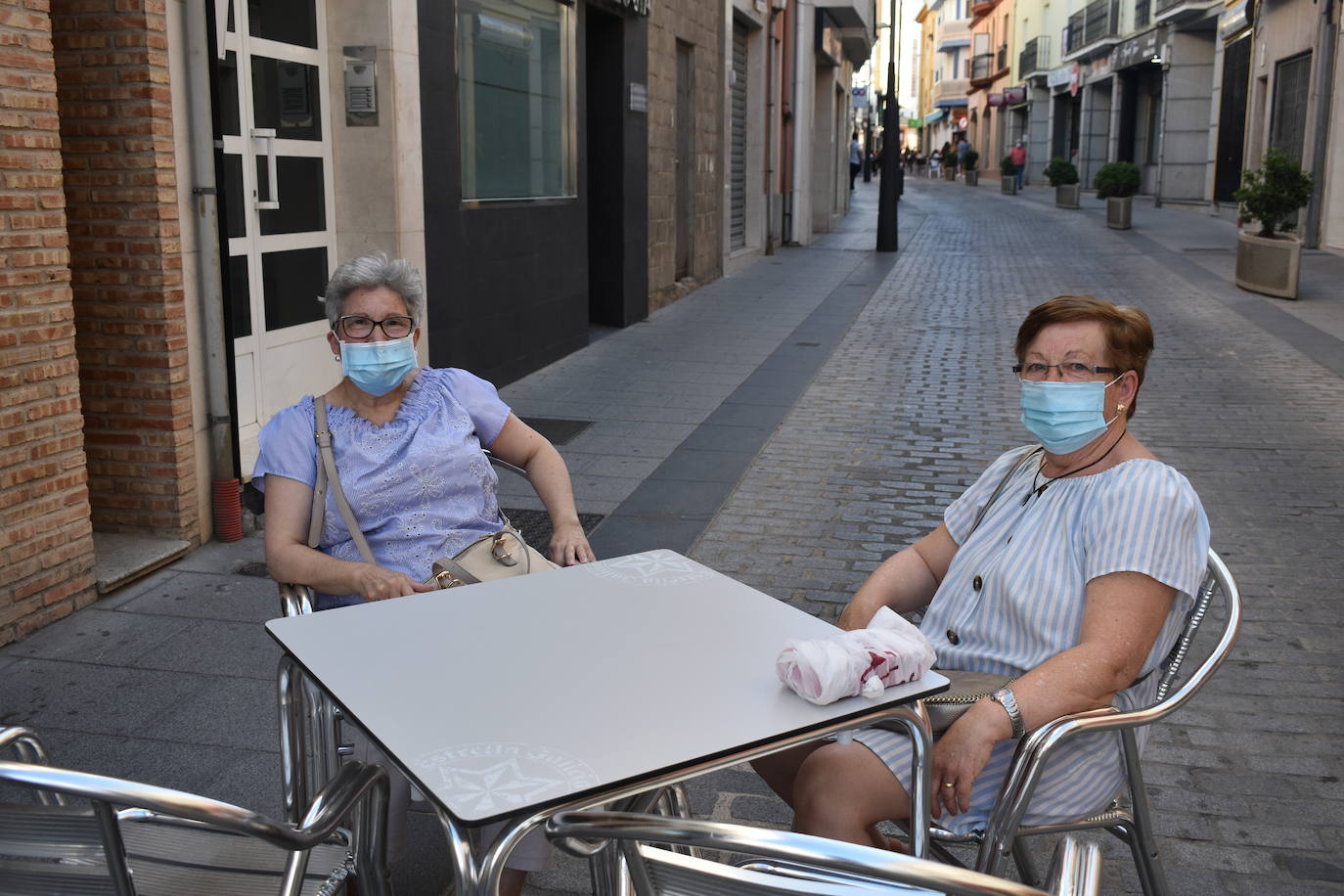 Los españoles echaban de menos los bares, los extremeños las cañas con sus tapitas, y los miajadeños el trato con los dueños de los bares, casi todos vecinos al fin y al cabo. El ambiente de la localidad ha cambiado radicalmente en cuanto las terrazas han vuelto a inundar las calles, llenas por supuesto. Los vecinos de Miajadas han respondido muy bien a la reapertura de la hostelería, lo echaban de menos y, aunque con un poco de miedo al principio, poco a poco van saboreando con más tranquilidad el gusto de una cerveza bien fría, un buen vino, un refresco o una copa en la mejor compañía, esa de la que no pudieron disfrutar en dos meses. 