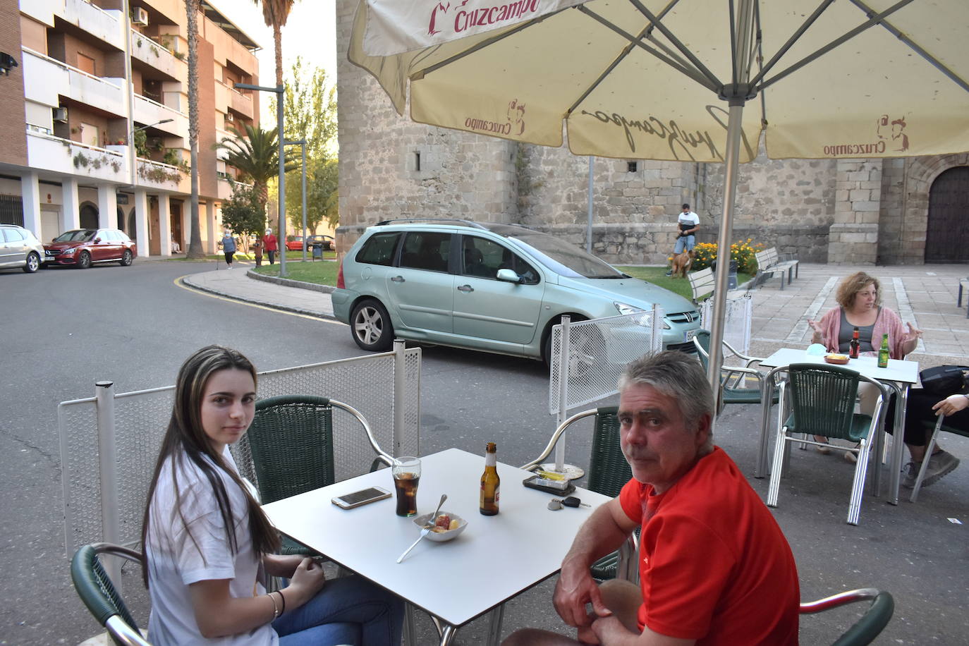 Los españoles echaban de menos los bares, los extremeños las cañas con sus tapitas, y los miajadeños el trato con los dueños de los bares, casi todos vecinos al fin y al cabo. El ambiente de la localidad ha cambiado radicalmente en cuanto las terrazas han vuelto a inundar las calles, llenas por supuesto. Los vecinos de Miajadas han respondido muy bien a la reapertura de la hostelería, lo echaban de menos y, aunque con un poco de miedo al principio, poco a poco van saboreando con más tranquilidad el gusto de una cerveza bien fría, un buen vino, un refresco o una copa en la mejor compañía, esa de la que no pudieron disfrutar en dos meses. 