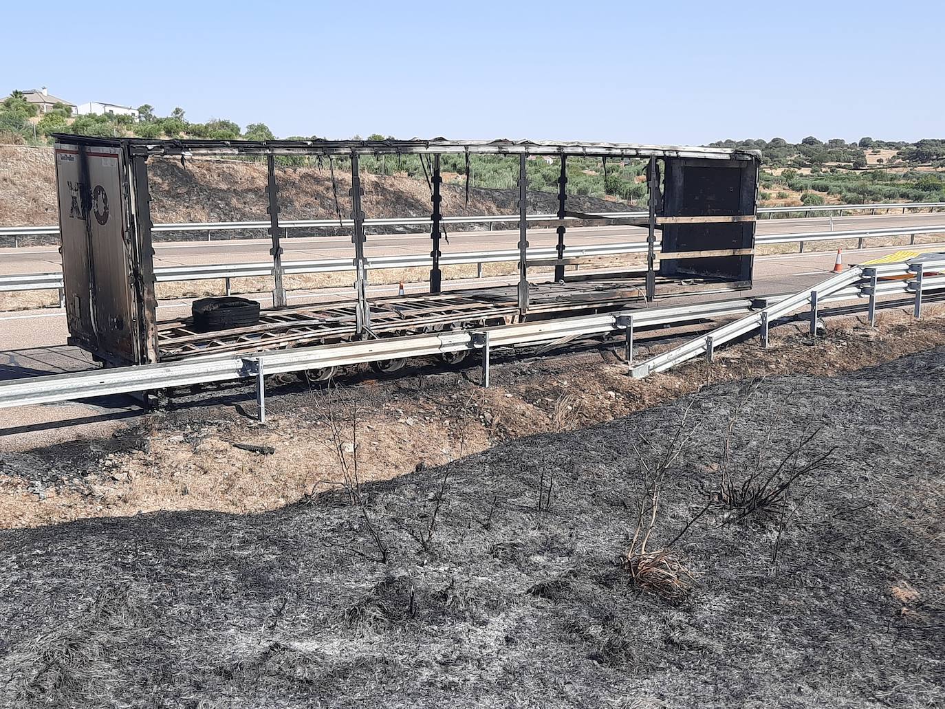 Caja calcinada del tráiler en el kilómetro 291 de la autovía A5 a la altura de Miajadas 