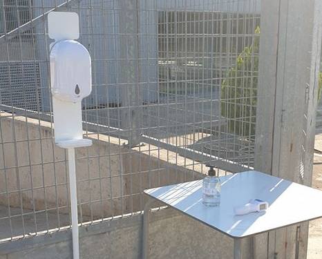 Gel hidroalcohólico situado a la entrada de las instalaciones 