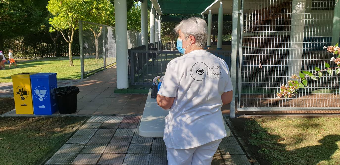Personal del Ayuntamiento realiza las labores de desinfección y han instalado contenedores de reciclaje 