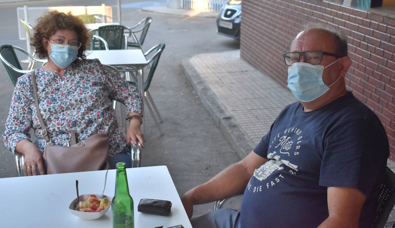 Se pueden quitar en el momento de comer o beber, como estos vecinos en la terraza del Bar Santiago 