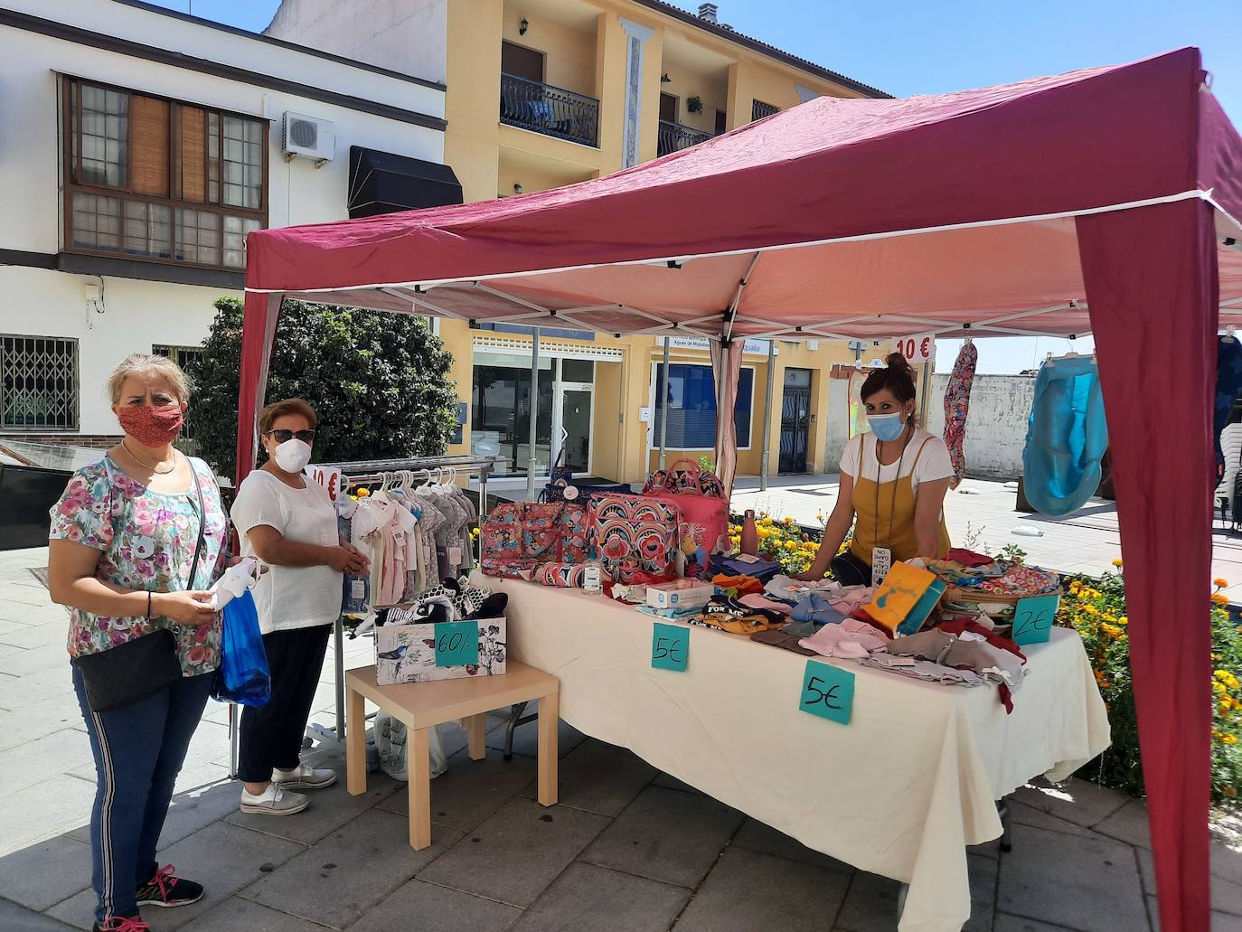 Los comerciantes de Miajadas, apoyados por ACOMIC y el Ayuntamiento, han decidido innovar este verano y se han lanzado a la calle para acercar el producto al cliente con ofertas y descuentos y así fomentar las ventas, de forma que salgan todos ganando. Una serie de empresas participan las mañanas de los martes, mientras que otras lo hacen los jueves, para no producir aglomeraciones en la calle. Un gran reclamo para vendedores y compradores, que dan vida a las calles de la localidad. 