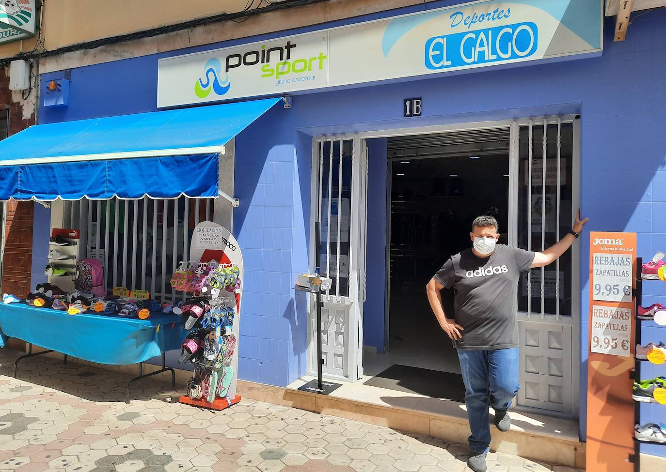 Los comerciantes de Miajadas, apoyados por ACOMIC y el Ayuntamiento, han decidido innovar este verano y se han lanzado a la calle para acercar el producto al cliente con ofertas y descuentos y así fomentar las ventas, de forma que salgan todos ganando. Una serie de empresas participan las mañanas de los martes, mientras que otras lo hacen los jueves, para no producir aglomeraciones en la calle. Un gran reclamo para vendedores y compradores, que dan vida a las calles de la localidad. 