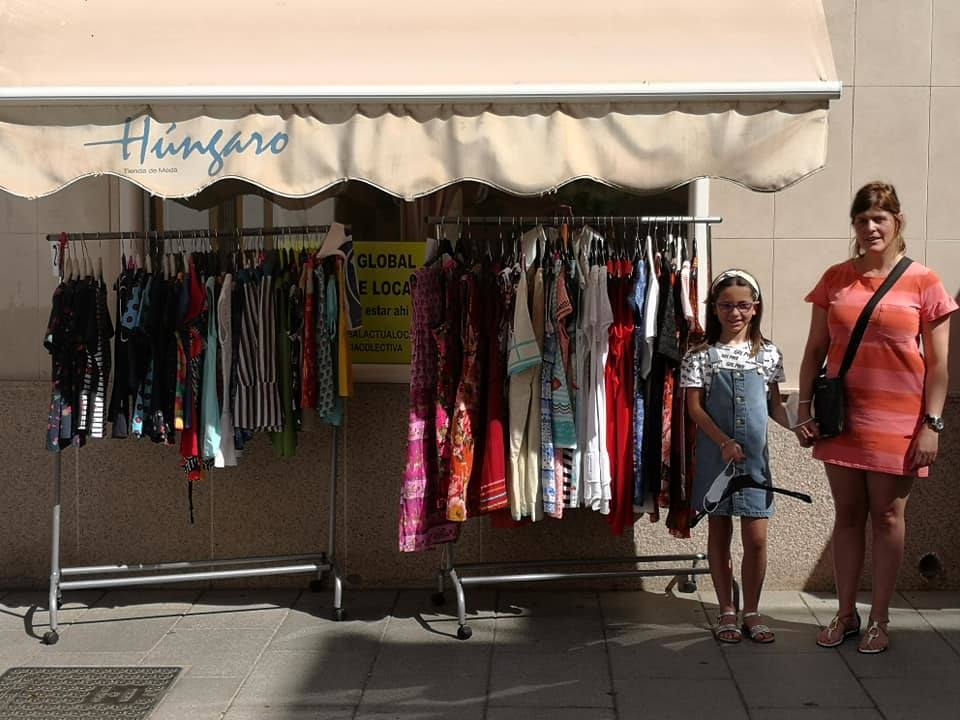 Los comerciantes de Miajadas, apoyados por ACOMIC y el Ayuntamiento, han decidido innovar este verano y se han lanzado a la calle para acercar el producto al cliente con ofertas y descuentos y así fomentar las ventas, de forma que salgan todos ganando. Una serie de empresas participan las mañanas de los martes, mientras que otras lo hacen los jueves, para no producir aglomeraciones en la calle. Un gran reclamo para vendedores y compradores, que dan vida a las calles de la localidad. 