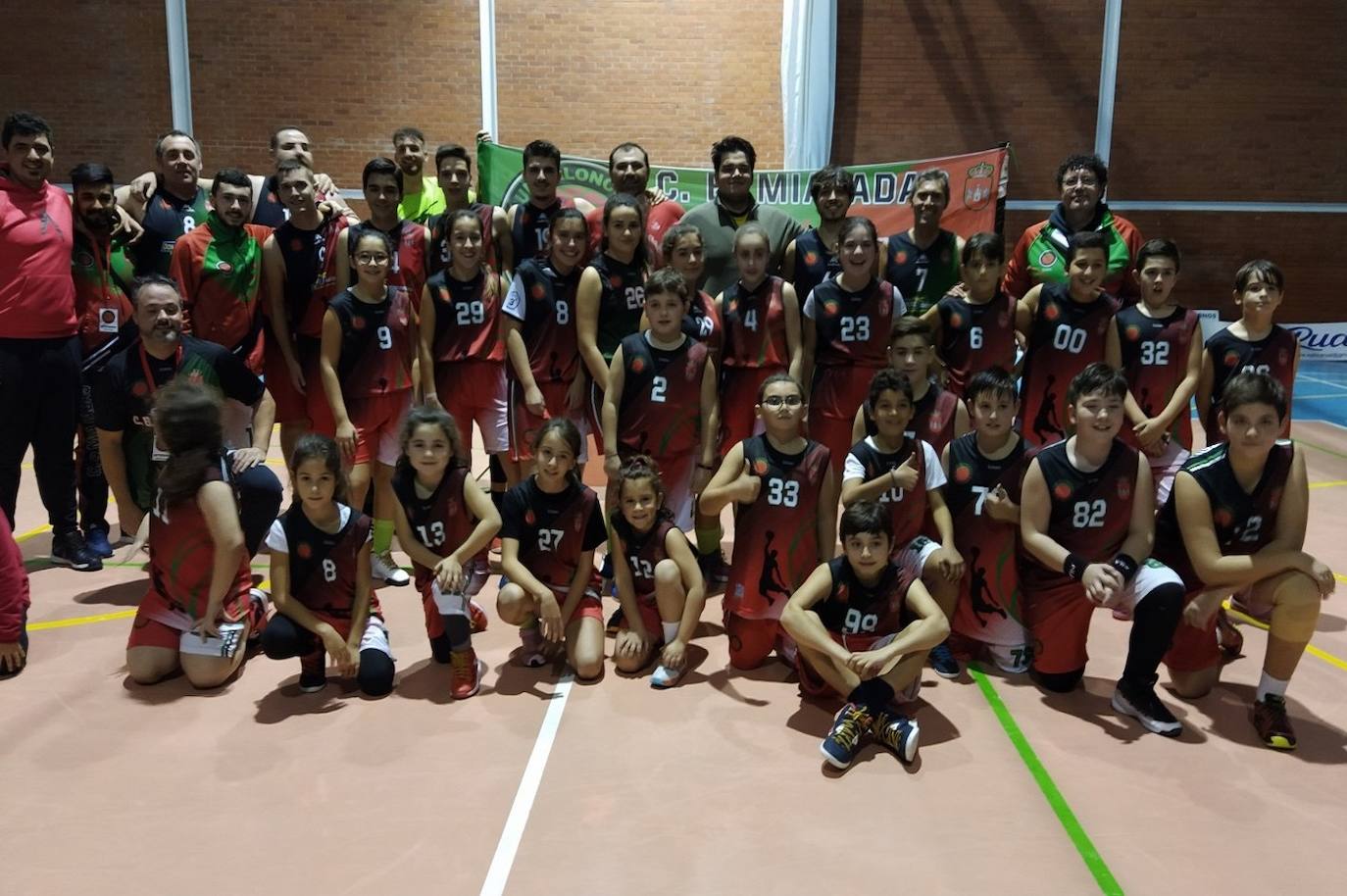 Foto de familia de los equipos del Club de Baloncesto de Miajadas esta temporada 