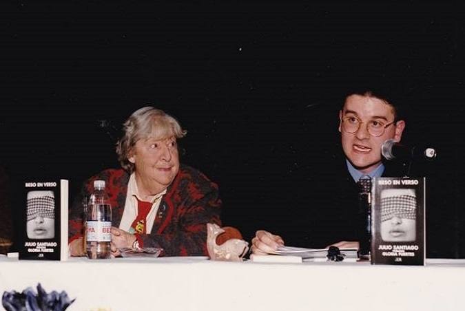 Gloria Fuertes y Julio Santiago en la presentación de su libro 'Beso en verso' en 1998 en Miajadas 