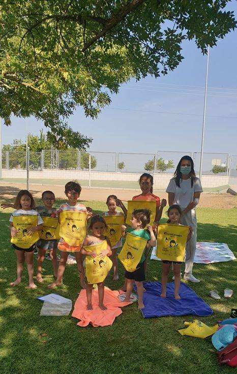 Los niños y niñas de la Escuela de Verano Cultural y Deportiva no paran en toda la mañana. Cada día realizan actividades deportivas, como jugar a los bolos, lanzar el frisbee, ejercicios de psicomotricidad,… o hacen manualidades para aprender historia, como el taller 'Crea tu dinosaurio', collares prehistóricos, huesos y disfraces neandertales, gorros con forma de dinosaurio, brazaletes y cruces de la época egipcia,… Los monitores también les organizan gymkanas y Juegos Olímpicos con tiros de anillas, salto de obstáculos, las conocidas como 'Pruebas de Hércules', carreras,… Además, han podido paliar el calor gracias a que han habilitado la piscina pequeña para ellos, debido a las altas temperaturas que está sufriendo la región. 