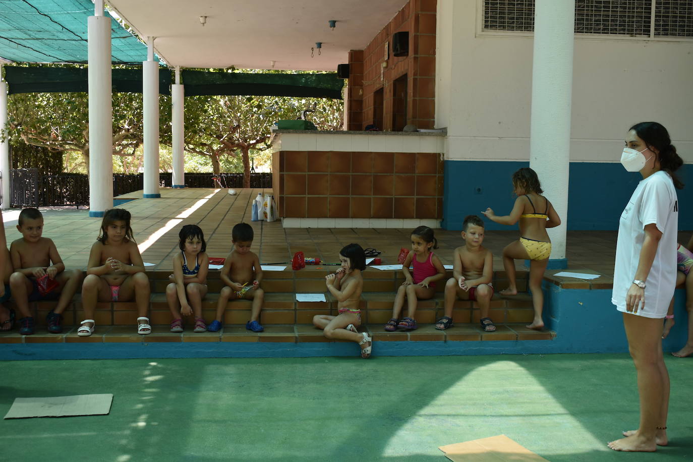 Los niños y niñas de la Escuela de Verano Cultural y Deportiva no paran en toda la mañana. Cada día realizan actividades deportivas, como jugar a los bolos, lanzar el frisbee, ejercicios de psicomotricidad,… o hacen manualidades para aprender historia, como el taller 'Crea tu dinosaurio', collares prehistóricos, huesos y disfraces neandertales, gorros con forma de dinosaurio, brazaletes y cruces de la época egipcia,… Los monitores también les organizan gymkanas y Juegos Olímpicos con tiros de anillas, salto de obstáculos, las conocidas como 'Pruebas de Hércules', carreras,… Además, han podido paliar el calor gracias a que han habilitado la piscina pequeña para ellos, debido a las altas temperaturas que está sufriendo la región. 