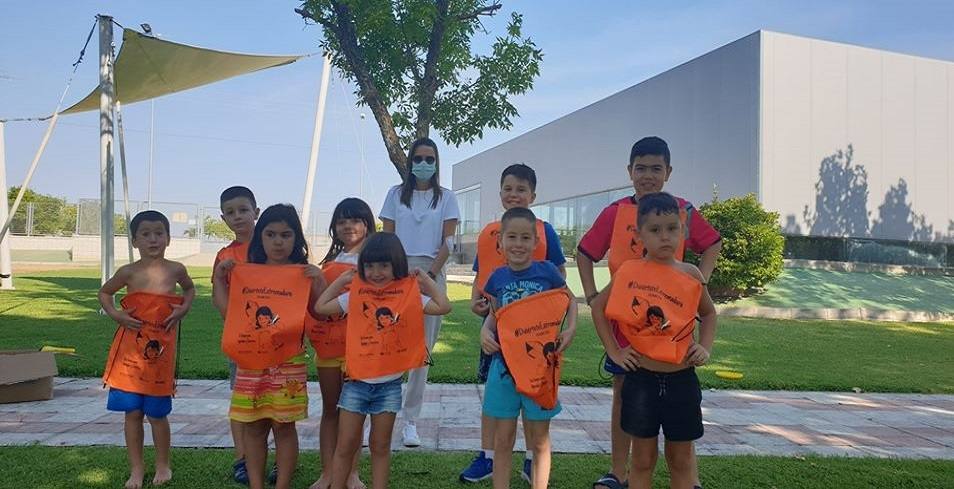 Los niños y niñas de la Escuela de Verano Cultural y Deportiva no paran en toda la mañana. Cada día realizan actividades deportivas, como jugar a los bolos, lanzar el frisbee, ejercicios de psicomotricidad,… o hacen manualidades para aprender historia, como el taller 'Crea tu dinosaurio', collares prehistóricos, huesos y disfraces neandertales, gorros con forma de dinosaurio, brazaletes y cruces de la época egipcia,… Los monitores también les organizan gymkanas y Juegos Olímpicos con tiros de anillas, salto de obstáculos, las conocidas como 'Pruebas de Hércules', carreras,… Además, han podido paliar el calor gracias a que han habilitado la piscina pequeña para ellos, debido a las altas temperaturas que está sufriendo la región. 