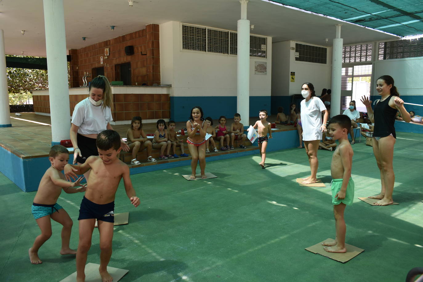 Los niños y niñas de la Escuela de Verano Cultural y Deportiva no paran en toda la mañana. Cada día realizan actividades deportivas, como jugar a los bolos, lanzar el frisbee, ejercicios de psicomotricidad,… o hacen manualidades para aprender historia, como el taller 'Crea tu dinosaurio', collares prehistóricos, huesos y disfraces neandertales, gorros con forma de dinosaurio, brazaletes y cruces de la época egipcia,… Los monitores también les organizan gymkanas y Juegos Olímpicos con tiros de anillas, salto de obstáculos, las conocidas como 'Pruebas de Hércules', carreras,… Además, han podido paliar el calor gracias a que han habilitado la piscina pequeña para ellos, debido a las altas temperaturas que está sufriendo la región. 