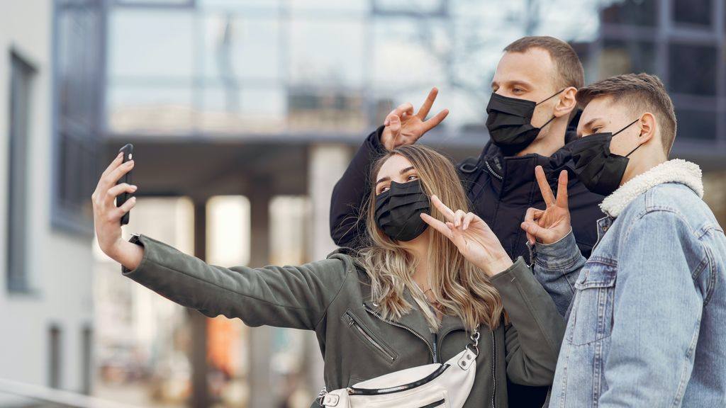 Hay grupos de jóvenes que se divierten manteniendo la mascarilla 