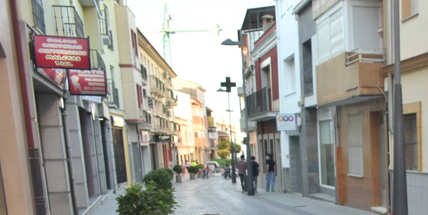 Es habitual ver pasear a vecinos y visitantes por la Avenida Trujillo, una de las calles principales 