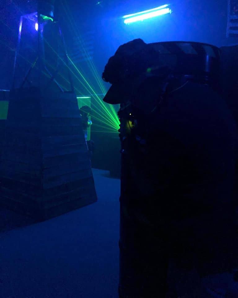 Los participantes deben alcanzar a los contrarios con sus disparadores de infrarrojos 