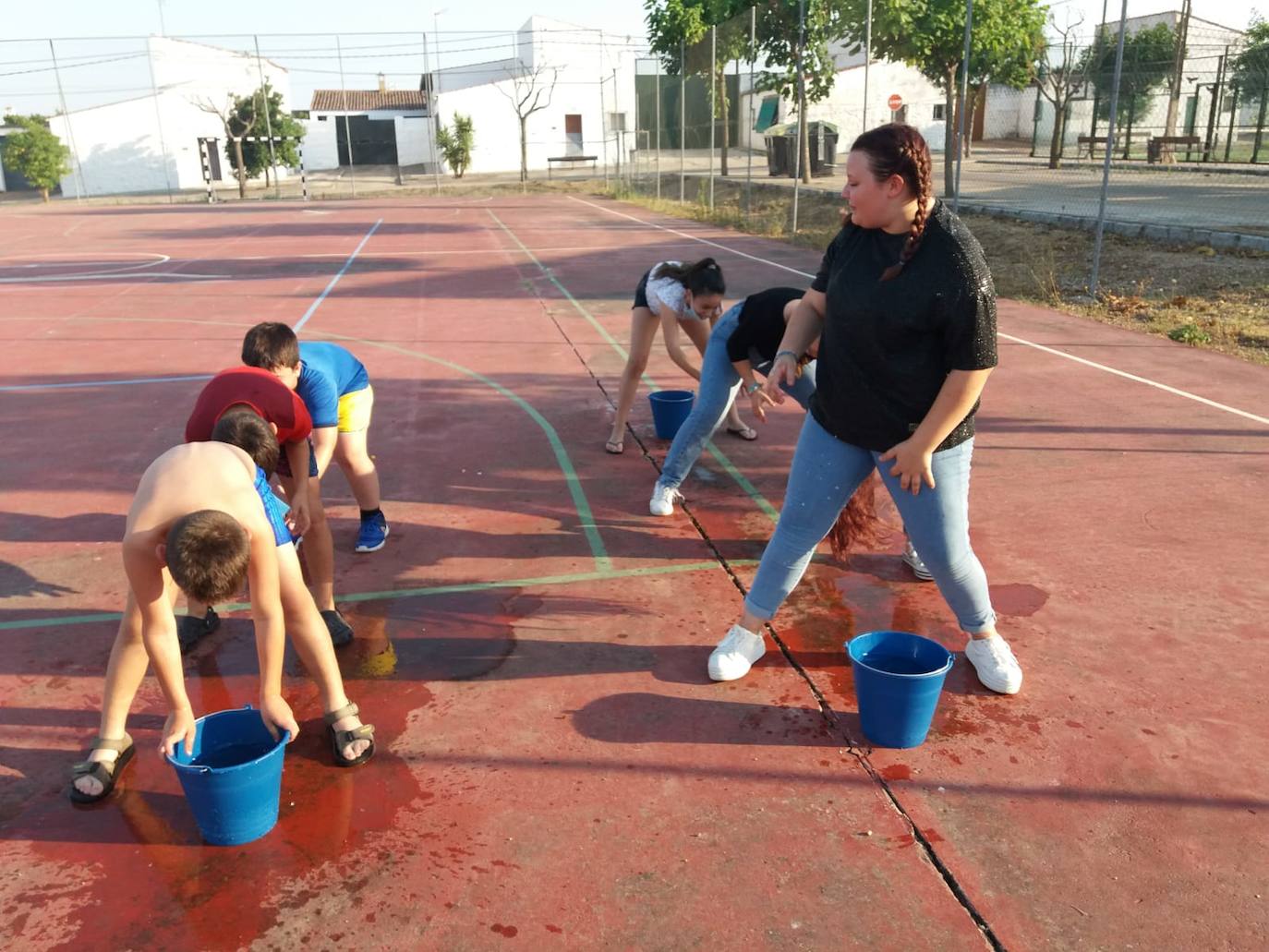 Realizan juegos de agua para sofocar el calor 