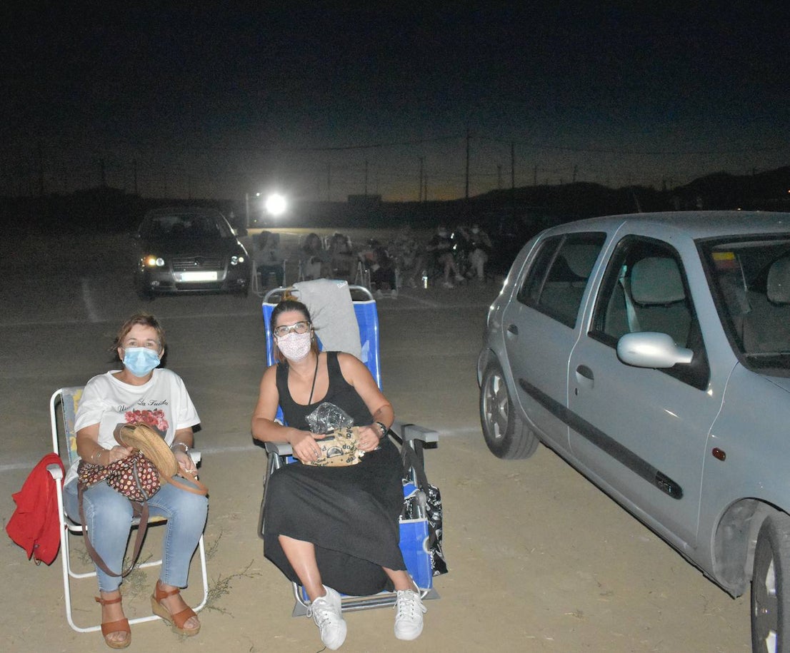 El autocine de Miajadas, impulsado para ofrecer una alternativa de ocio durante este atípico verano, ha resultado ser finalmente un éxito para los espectadores que se han acercado a conocerlo.