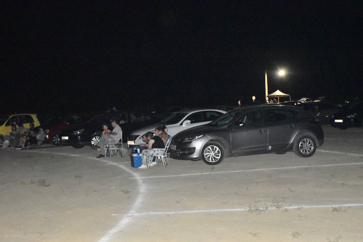 El autocine de Miajadas, impulsado para ofrecer una alternativa de ocio durante este atípico verano, ha resultado ser finalmente un éxito para los espectadores que se han acercado a conocerlo.