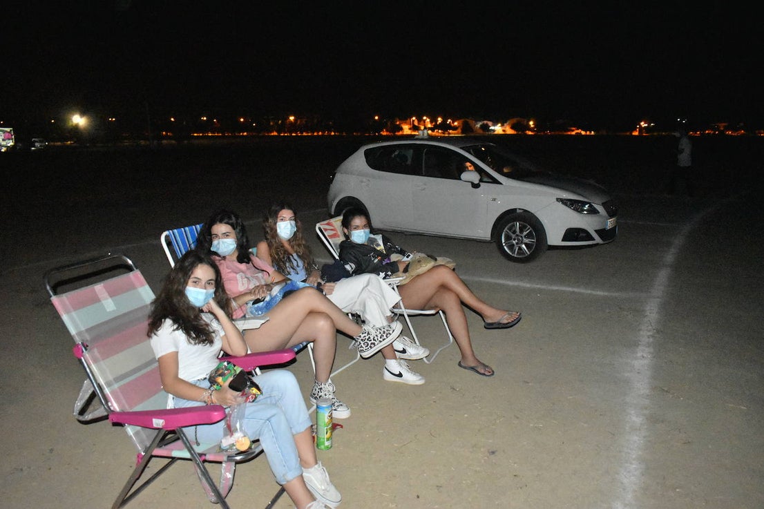 El autocine de Miajadas, impulsado para ofrecer una alternativa de ocio durante este atípico verano, ha resultado ser finalmente un éxito para los espectadores que se han acercado a conocerlo.