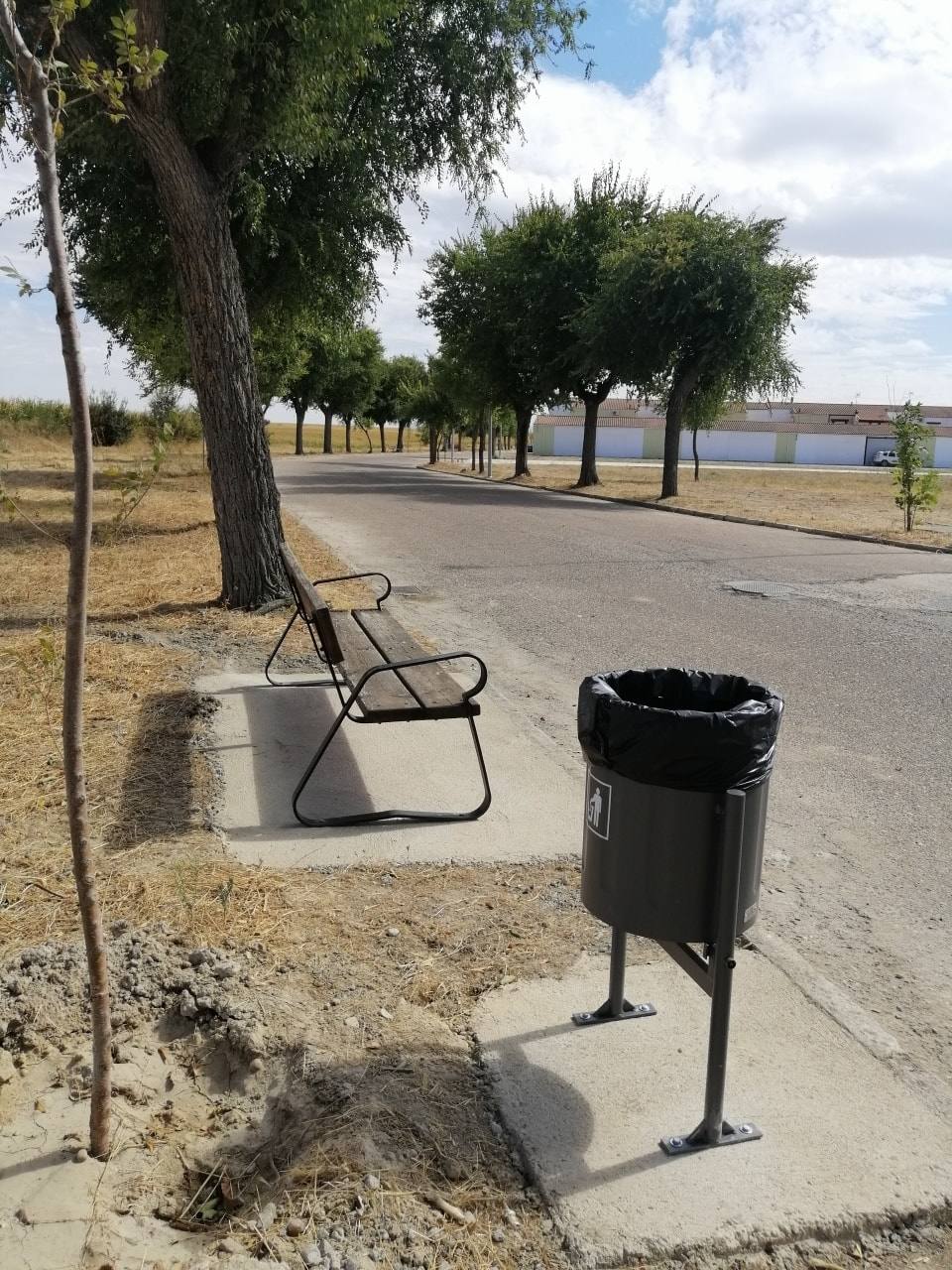 Los bancos de la plaza han sido ubicados en la Ronda saliente 