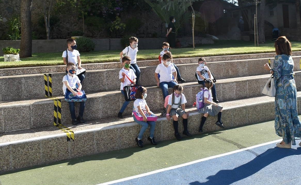 Alumnos del colegio Sagrado Corazón de Jesús y María Inmaculada esperan su turno para entrar