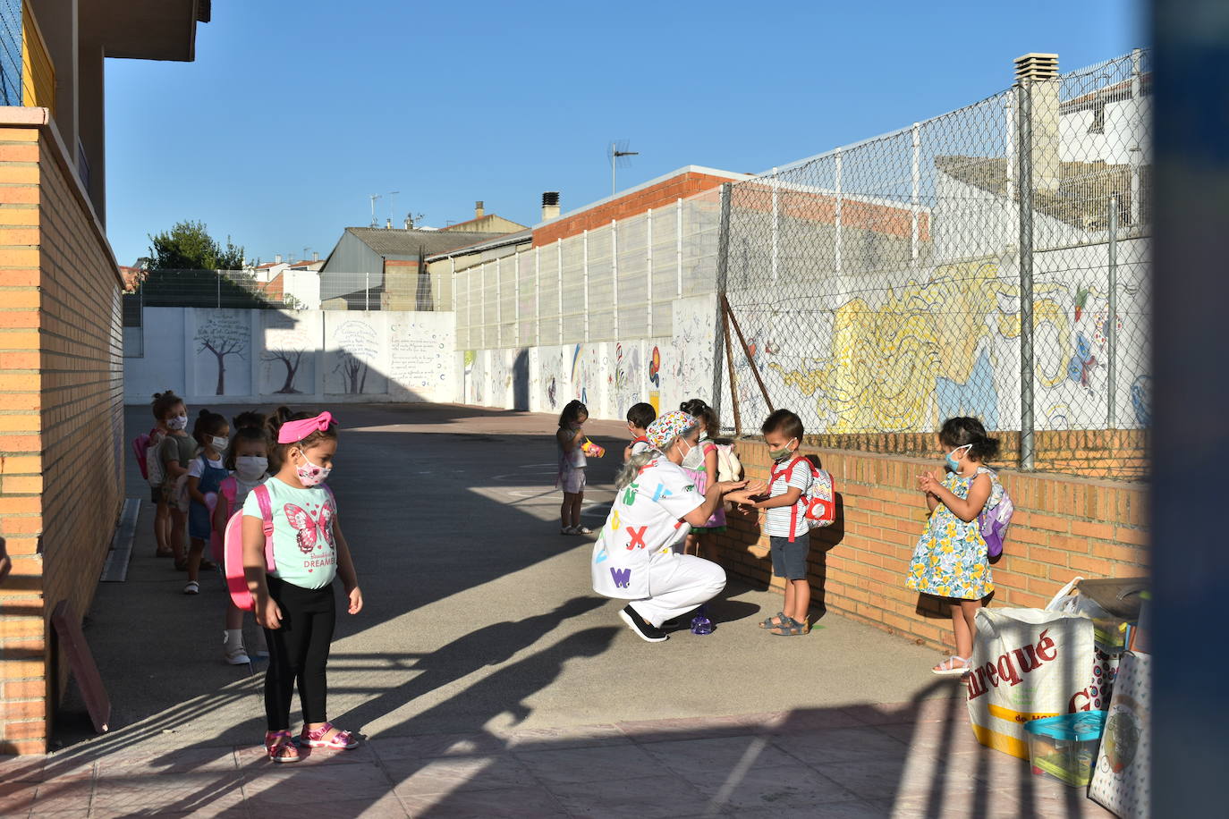 Los colegios miajadeños García Siñeriz, Nuestra Señora de Guadalupe y Sagrado Corazón de Jesús y María Inmaculada, junto con el IES Gonzalo Torrente Ballester y los centros de educación infantil, han abierto sus puertas para dar la bienvenida a sus alumnos, una bienvenida más calurosa que nunca: «Tenemos que intentarlo».