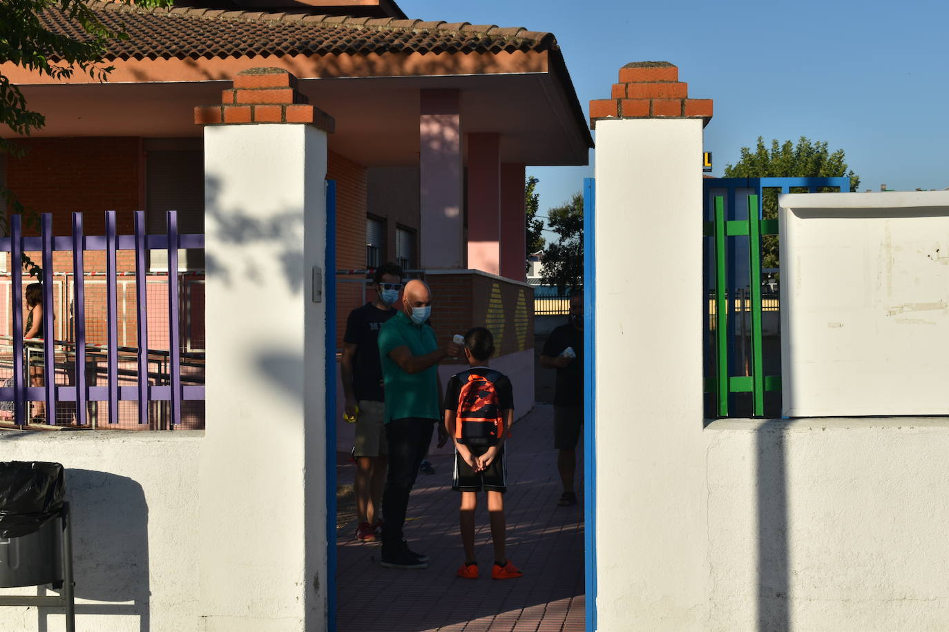 Los colegios miajadeños García Siñeriz, Nuestra Señora de Guadalupe y Sagrado Corazón de Jesús y María Inmaculada, junto con el IES Gonzalo Torrente Ballester y los centros de educación infantil, han abierto sus puertas para dar la bienvenida a sus alumnos, una bienvenida más calurosa que nunca: «Tenemos que intentarlo».