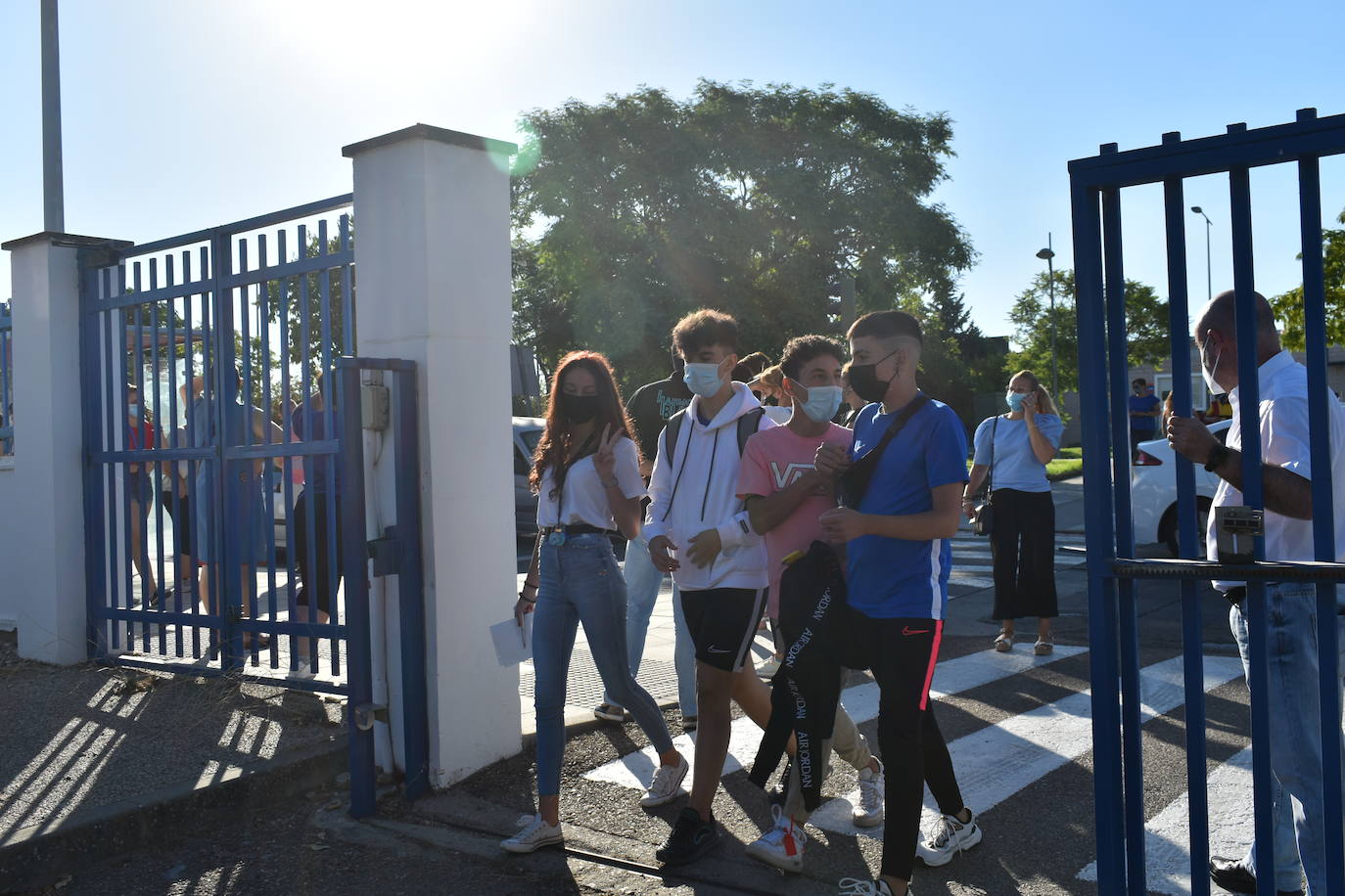 Los colegios miajadeños García Siñeriz, Nuestra Señora de Guadalupe y Sagrado Corazón de Jesús y María Inmaculada, junto con el IES Gonzalo Torrente Ballester y los centros de educación infantil, han abierto sus puertas para dar la bienvenida a sus alumnos, una bienvenida más calurosa que nunca: «Tenemos que intentarlo».