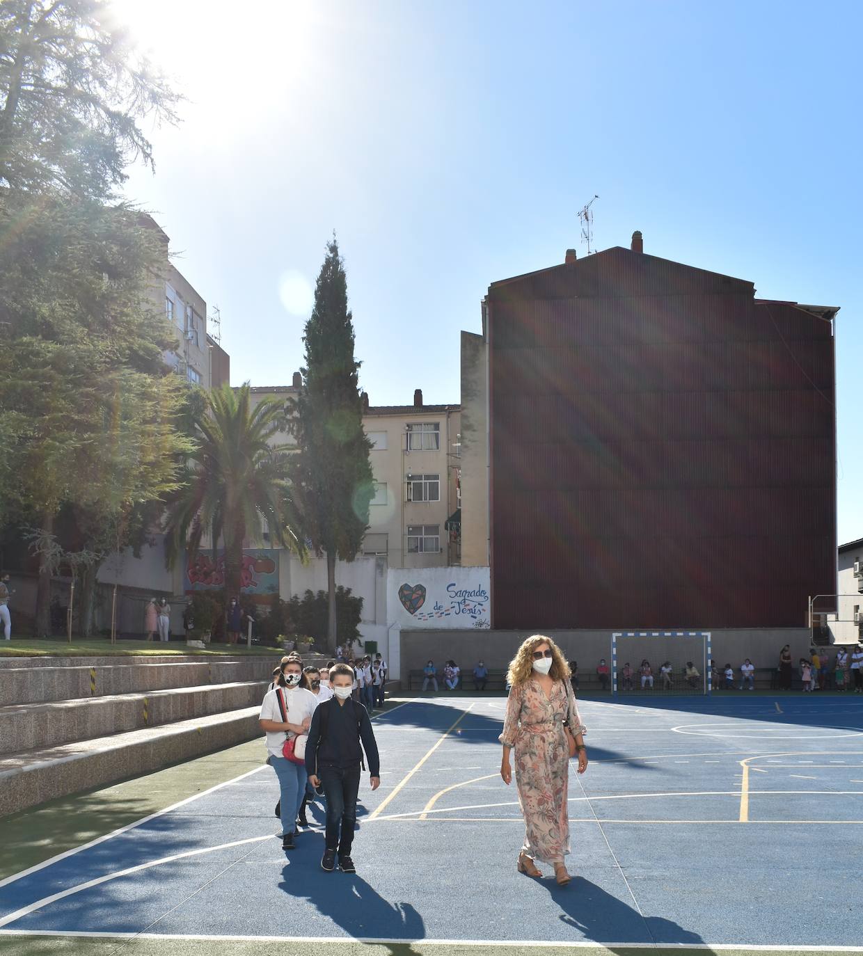 Los colegios miajadeños García Siñeriz, Nuestra Señora de Guadalupe y Sagrado Corazón de Jesús y María Inmaculada, junto con el IES Gonzalo Torrente Ballester y los centros de educación infantil, han abierto sus puertas para dar la bienvenida a sus alumnos, una bienvenida más calurosa que nunca: «Tenemos que intentarlo».