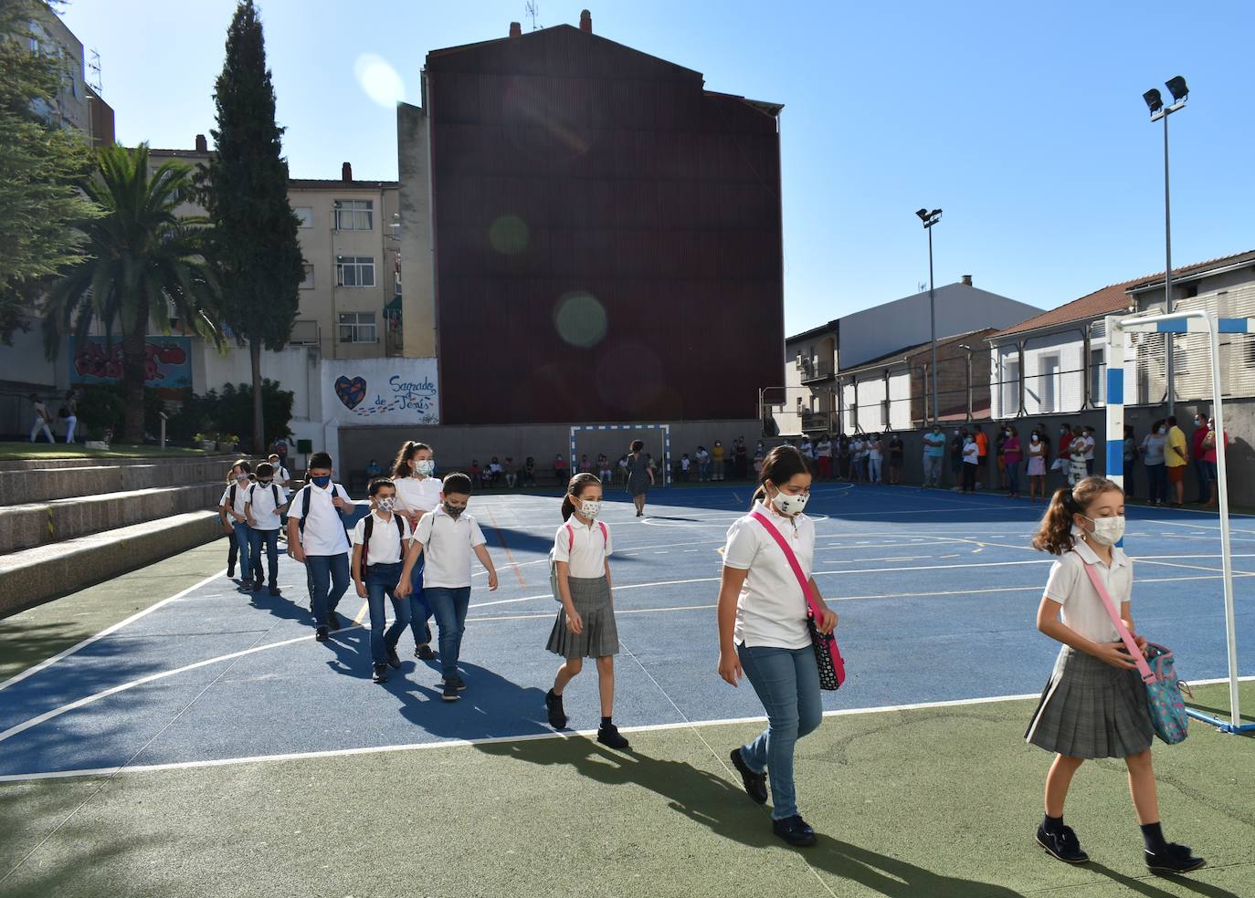 Los colegios miajadeños García Siñeriz, Nuestra Señora de Guadalupe y Sagrado Corazón de Jesús y María Inmaculada, junto con el IES Gonzalo Torrente Ballester y los centros de educación infantil, han abierto sus puertas para dar la bienvenida a sus alumnos, una bienvenida más calurosa que nunca: «Tenemos que intentarlo».