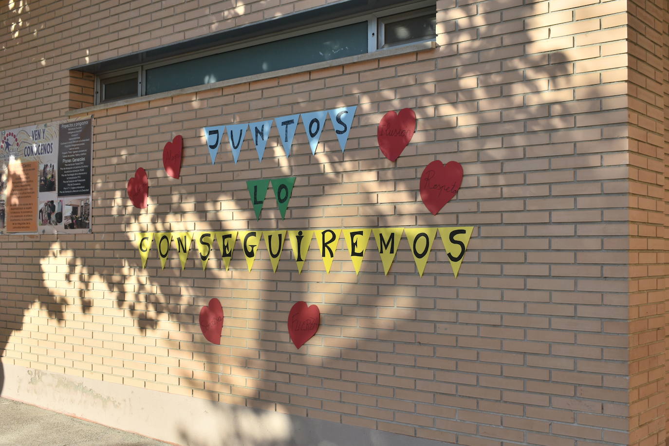 Los colegios miajadeños García Siñeriz, Nuestra Señora de Guadalupe y Sagrado Corazón de Jesús y María Inmaculada, junto con el IES Gonzalo Torrente Ballester y los centros de educación infantil, han abierto sus puertas para dar la bienvenida a sus alumnos, una bienvenida más calurosa que nunca: «Tenemos que intentarlo».