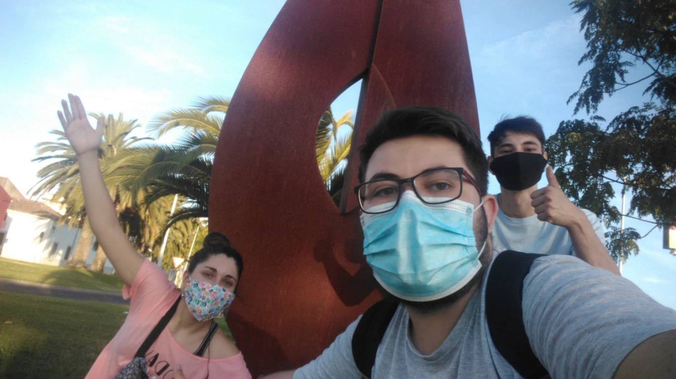 Monumento en honor a los donantes de sangre, situado en la avenida García Siñeriz 