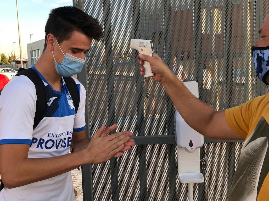 Los jugadores llegaban con ganas, pero manteniendo todas las medidas de seguridad 