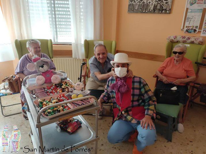 Charlie posa con los mayores junto al gran carrito de bombones y chocolates 