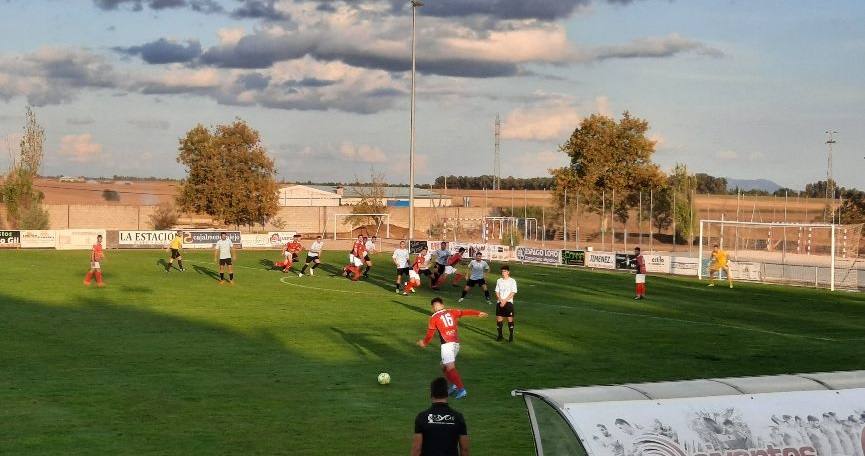 Falta sacada por Edu Salles en su primer partido oficial con el conjunto Miajadeño 