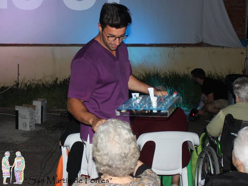 Los mayores reciben su medicación antes de una sesión de cine al aire libre 