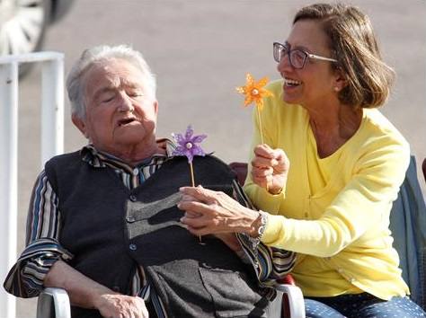 El decálogo recuerda que todos tenemos padre y madre, y sabemos cómo queremos que les traten 