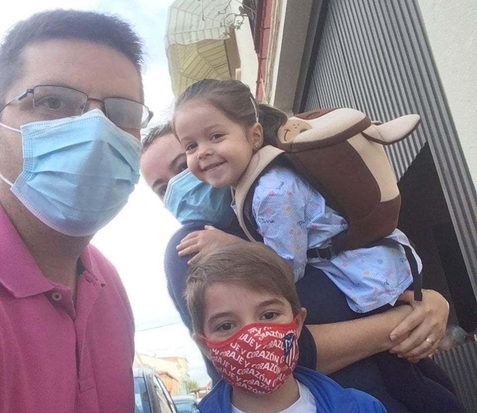 Algunos miajadeños van andando al cole o a trabajar 