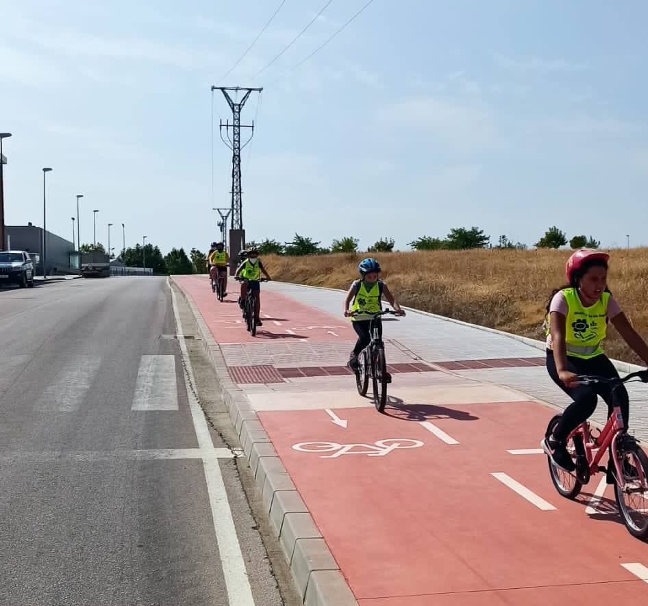 Calles peatonales, bus urbano gratuito, ruta ciclista, kits de reparación de bicicletas gratuitos distribuidos por distintos establecimientos, 'Metrominuto', III Concurso de fotografía sobre movilidad sostenible, salidas escolares y la 'Semana del comercio verde' han formado parte de la Semana Europea de la Movilidad 